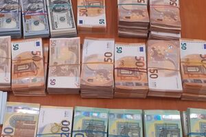 Украинка перевозила рекордную сумму наличных денег в багаже