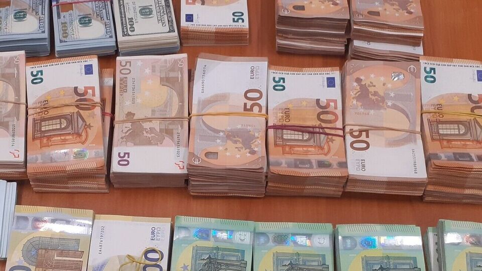 Українка перевозила рекордну суму готівки в багажі