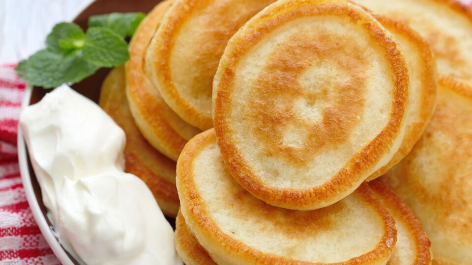 Обжарьте оладьи на разогретой сковороде с растительным маслом под крышкой