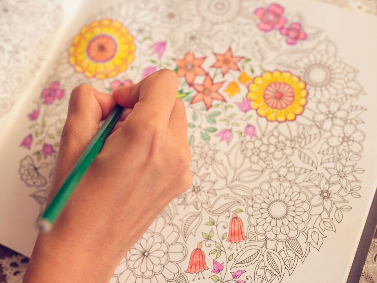 Мандалу можно раскрашивать любыми цветами по желанию