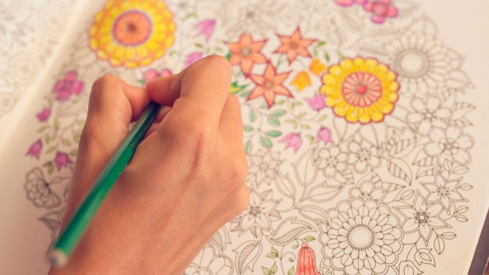 Мандалу можно раскрашивать любыми цветами по желанию