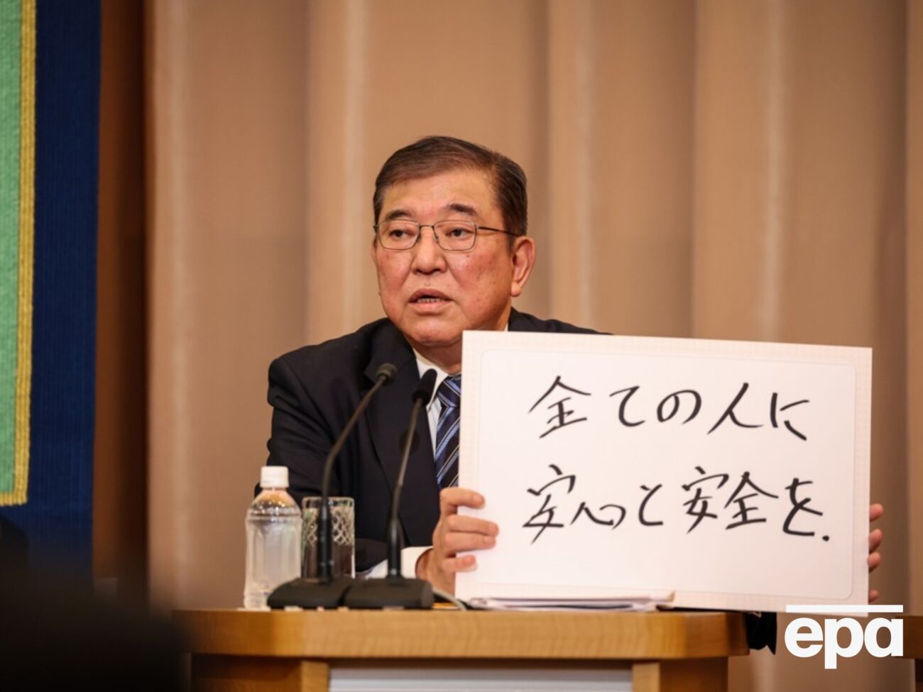 Исида стал главой партии во втором туре (на фото надпись: "Спокойствие и безопасность для всех")