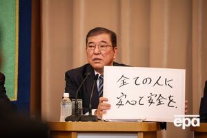 Ісіда став головою партії у другому турі (на фото напис: "Спокій і безпека для всіх")