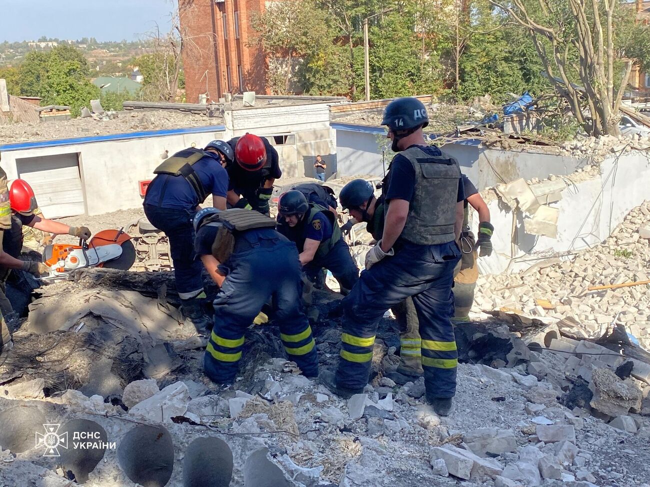 В Кривом Роге частично разрушено пятиэтажное здание райуправления ГУ Нацполиции, рассказали в ГСЧС