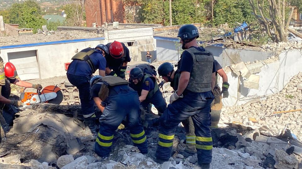 У Кривому Розі частково зруйновано п'ятиповерхову будівлю райуправління ГУ Нацполіції, розповіли в ДСНС