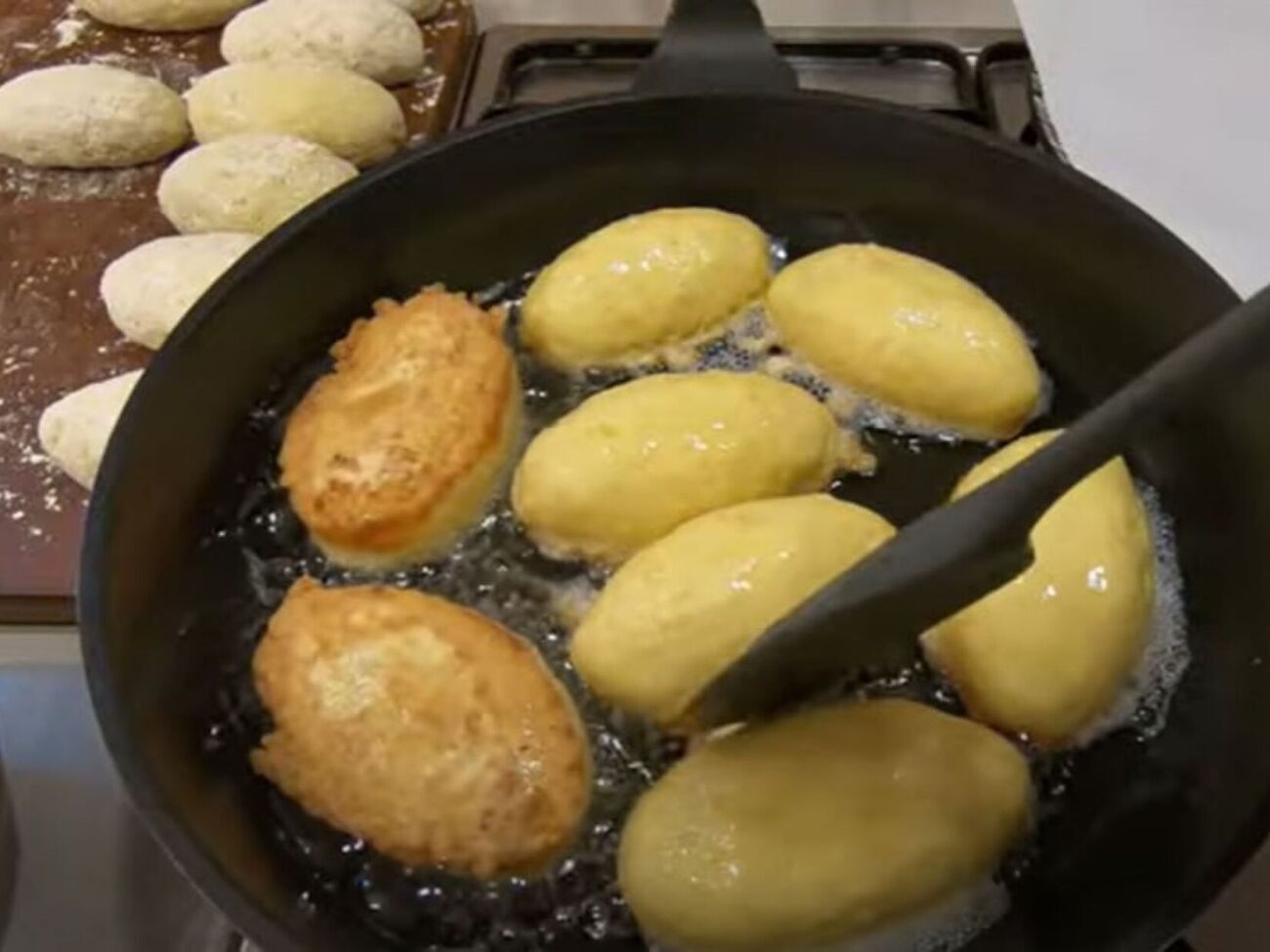 Готовые зразы выложите на бумажное полотенце