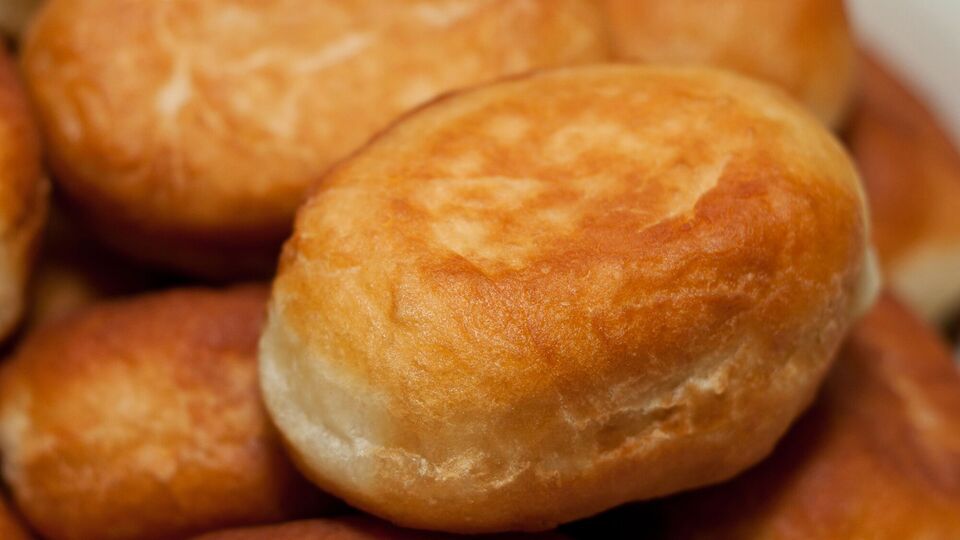 Пирожки нужно жарить на среднем огне четыре-пять минут