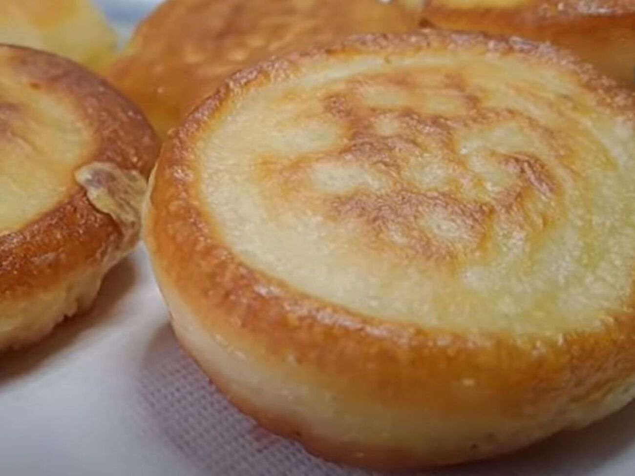 Жарить оладьи нужно под крышкой на среднем огне с обеих сторон до готовности