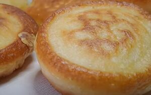 Смажити оладки потрібно під кришкою на середньому вогні з обох боків до готовності