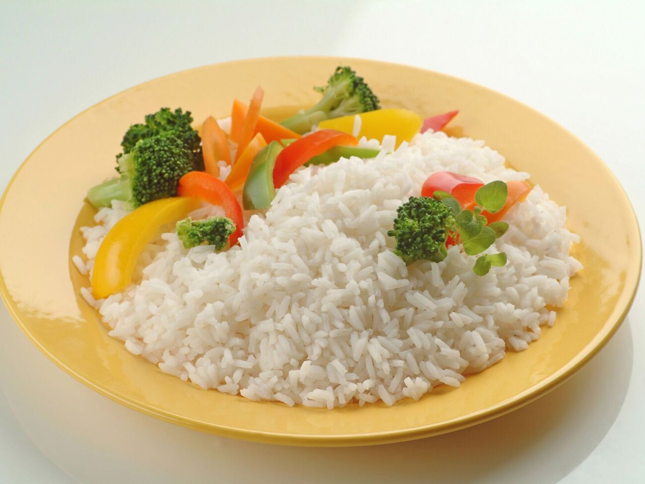 Для приготовления риса воду и крупу нужно брать в пропорции один к одному