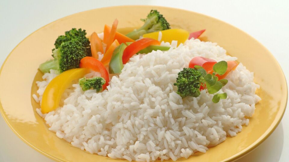 Для приготовления риса воду и крупу нужно брать в пропорции один к одному