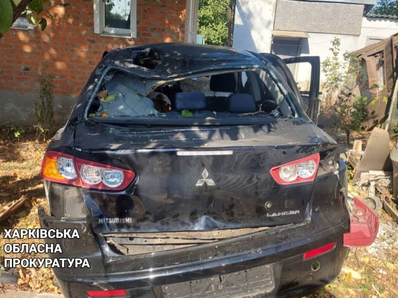 Російський FPV-дрон влучив у цивільний автомобіль Mitsubishi Lancer у селищі Козача Лопань, розповіли у прокуратурі