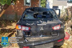 Російський FPV-дрон влучив у цивільний автомобіль Mitsubishi Lancer у селищі Козача Лопань, розповіли у прокуратурі