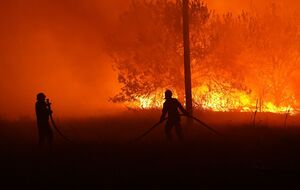 Масштабный лесной пожар вспыхнул вблизи села Малая Перещепина