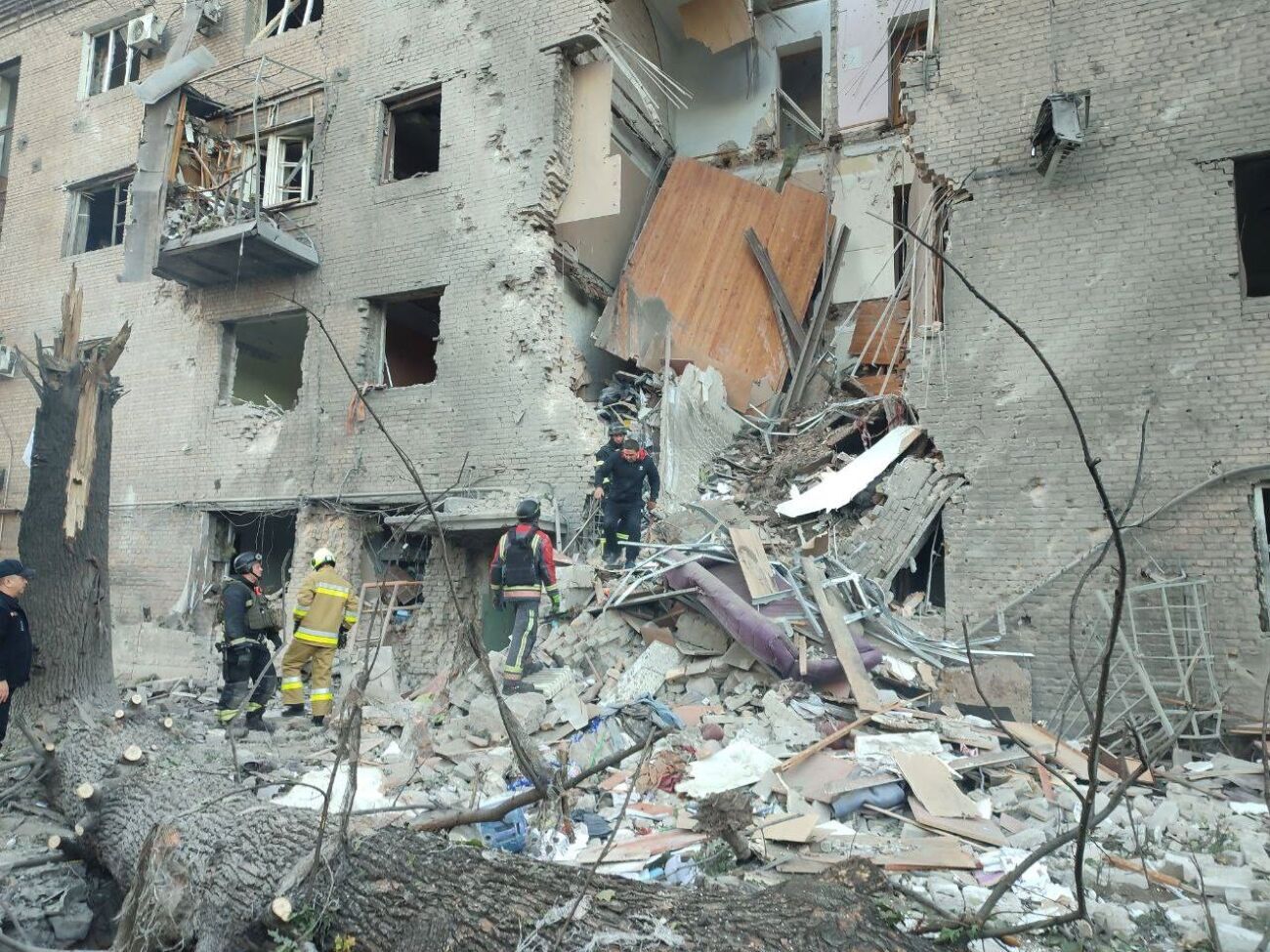 Предварительно, четыре человека получили ранения, под завалами могут находиться люди