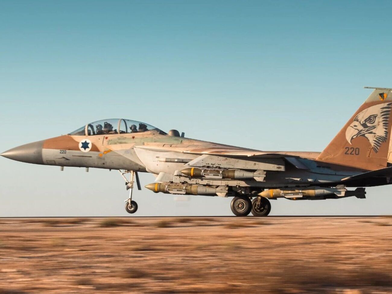 Десятки самолетов, включая истребители, атаковали цели, которые используют хуситы в районах Рас-Исса и Ходейда в Йемене, отметили в ВВС Израиля