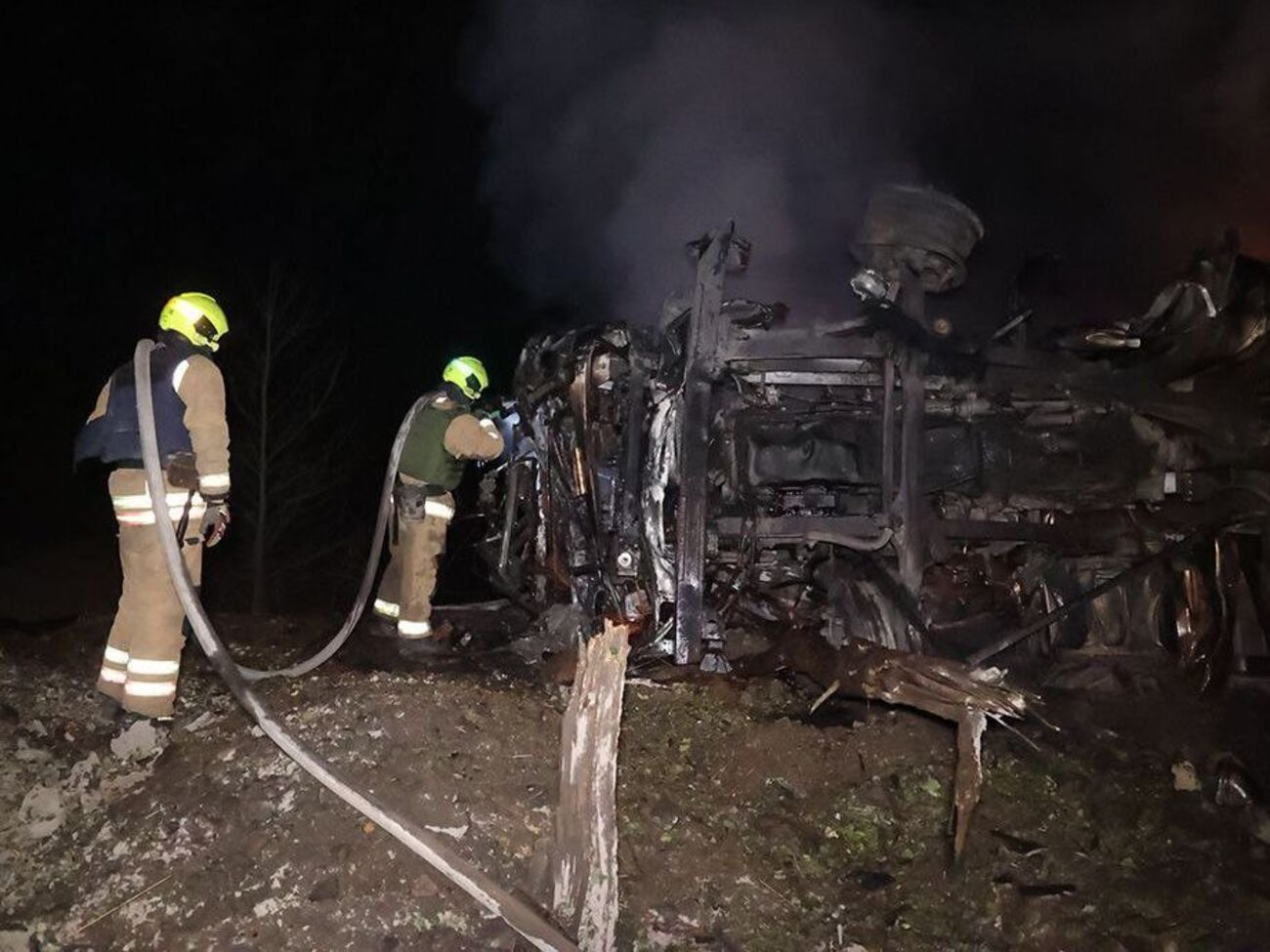 Спасатели потушили пожар на месте удара