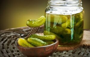 Огурцы лучше выбирать небольшого размера