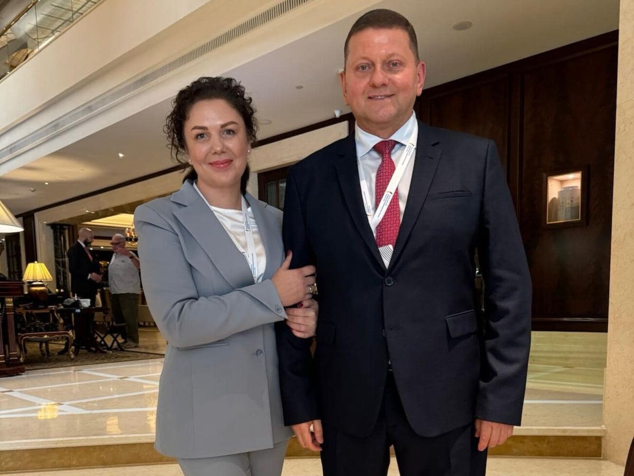 Залужный колебался по поводу "прыжка" через две ступени иерархии, пишет Долгоновская