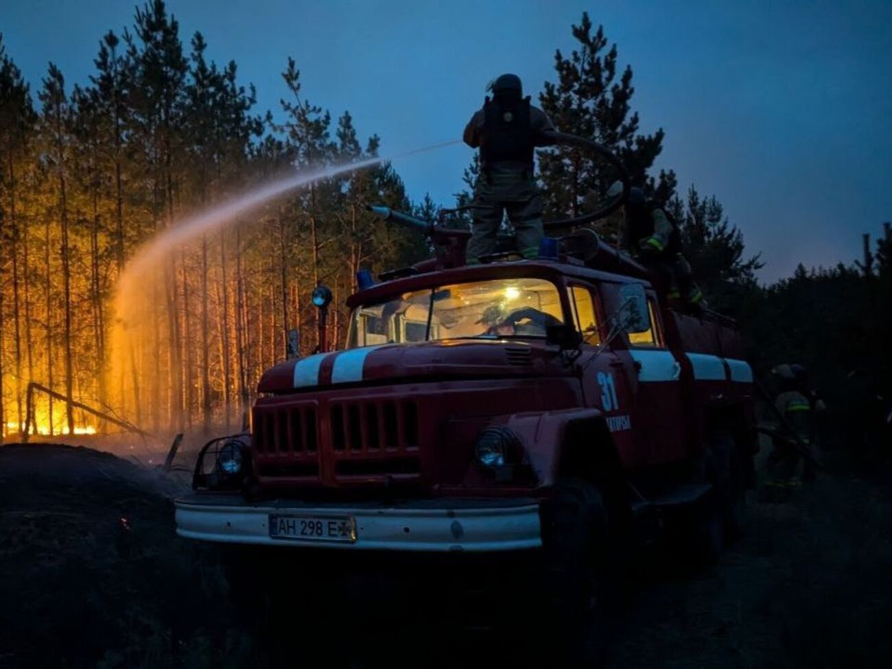 Спасатели борются с масштабным пожаром