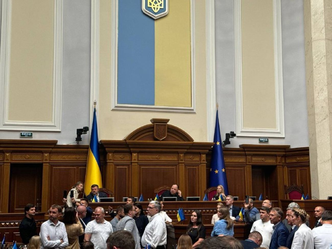 Парламентарі блокували трибуну Ради, повідомив Железняк