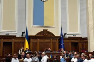 Парламентарии блокировали трибуну Рады, сообщил Железняк