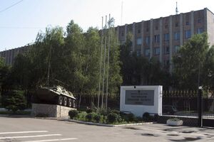 У Полтаві через російську атаку частково зруйновано одну з будівель військового Інституту зв'язку, розповів президент