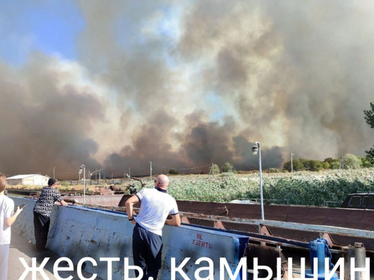 Пожар произошел рядом с военным складом