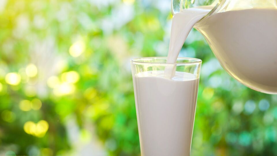 Молоко треба процідити