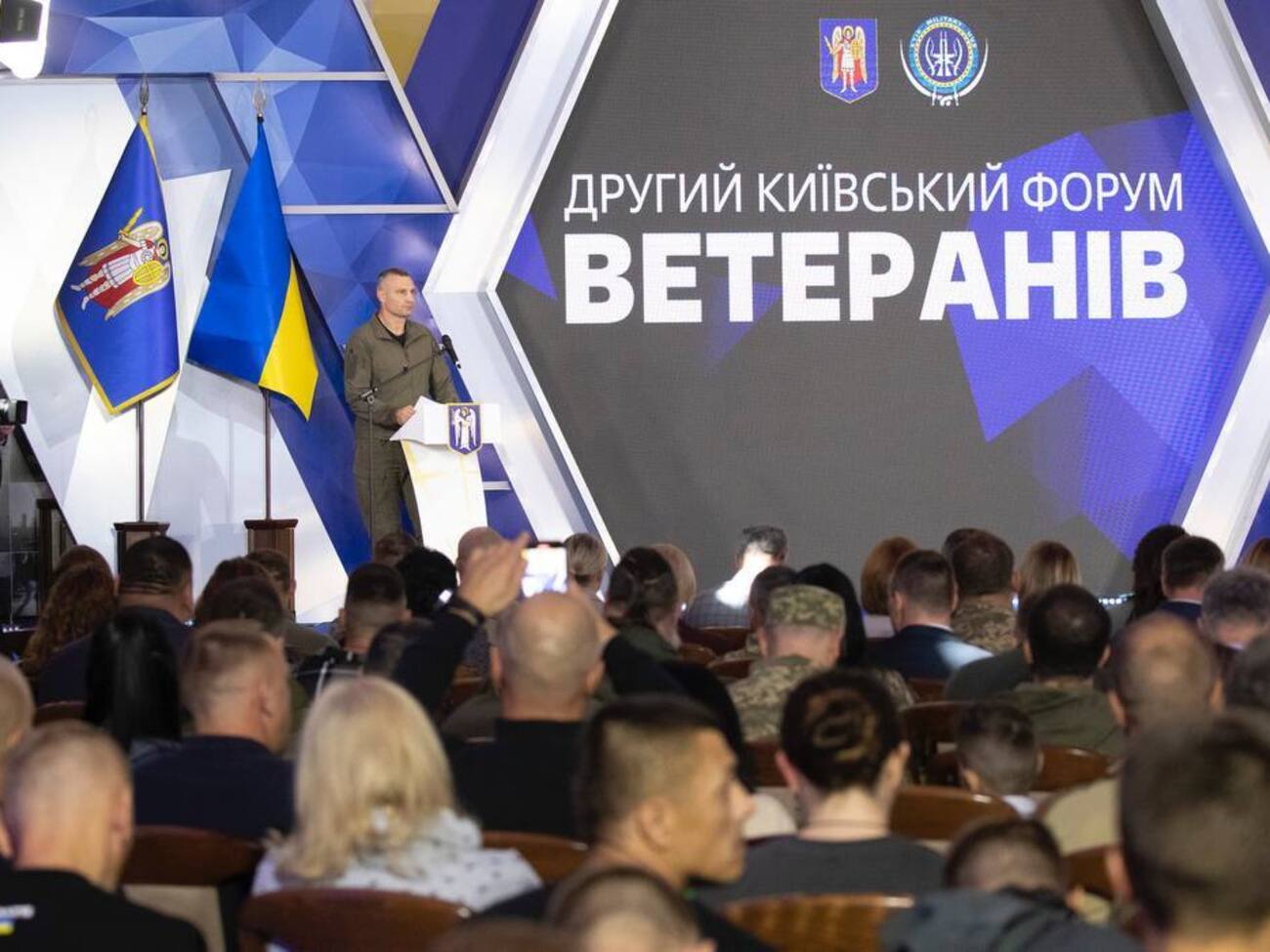 Во время форума мэр Киева наградил медалями "Честь. Слава. Государство" киевлян-защитников и членов семей погибших воинов