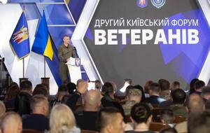 Во время форума мэр Киева наградил медалями "Честь. Слава. Государство" киевлян-защитников и членов семей погибших воинов