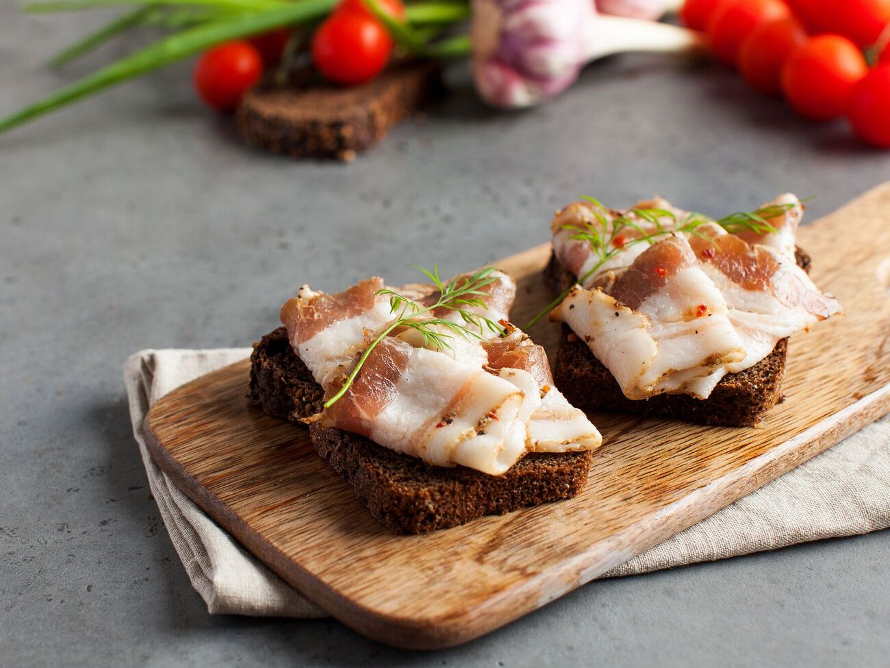 Сало запекают с пряностями