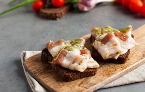 Сало запекают с пряностями