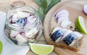 Скумбрию в домашних условиях готовят за одну ночь