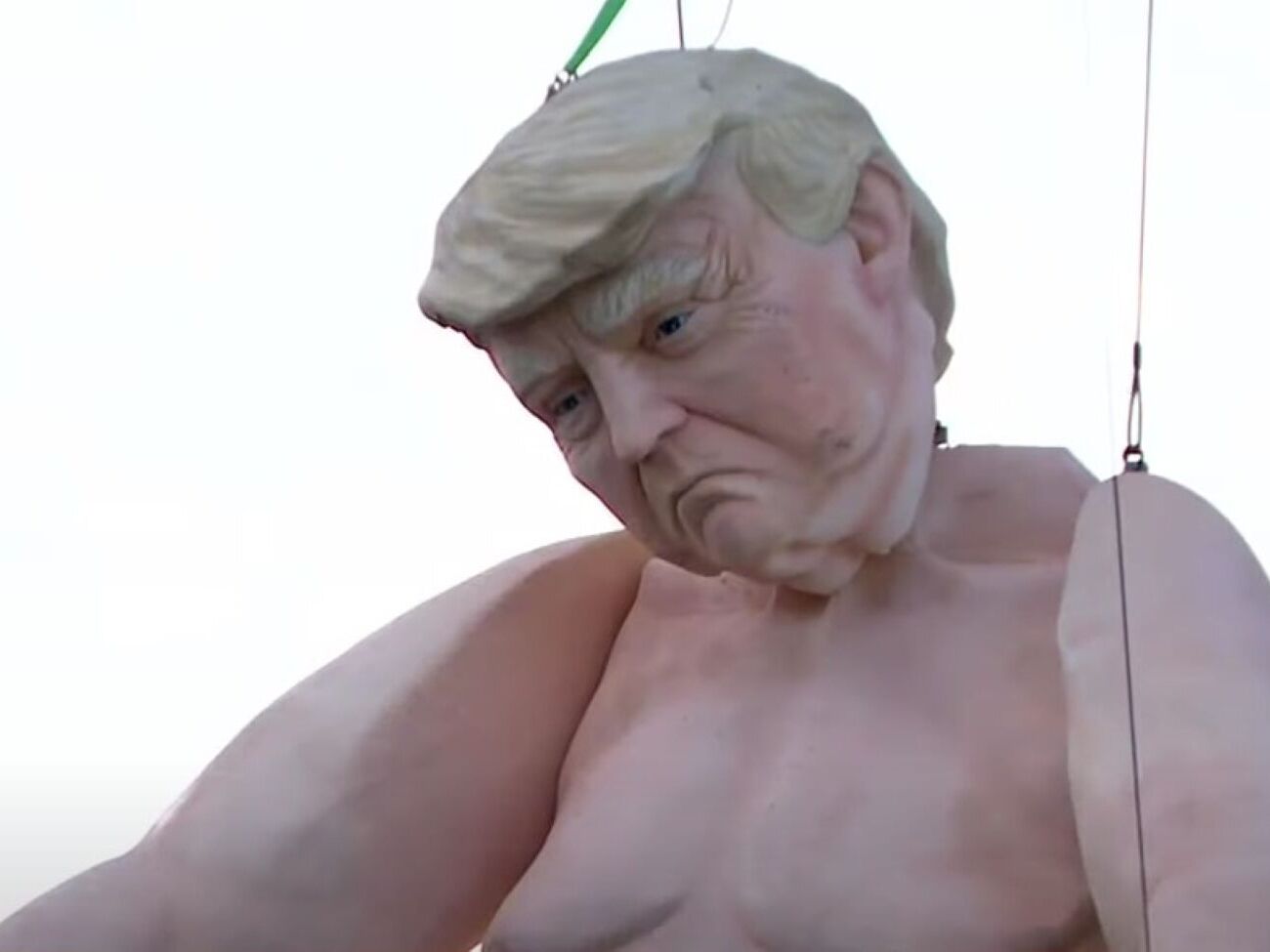 Статуя изготовлена из арматуры, покрытой пенопластом, и весит более 2,7 тыс. кг