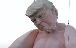 Статуя изготовлена из арматуры, покрытой пенопластом, и весит более 2,7 тыс. кг