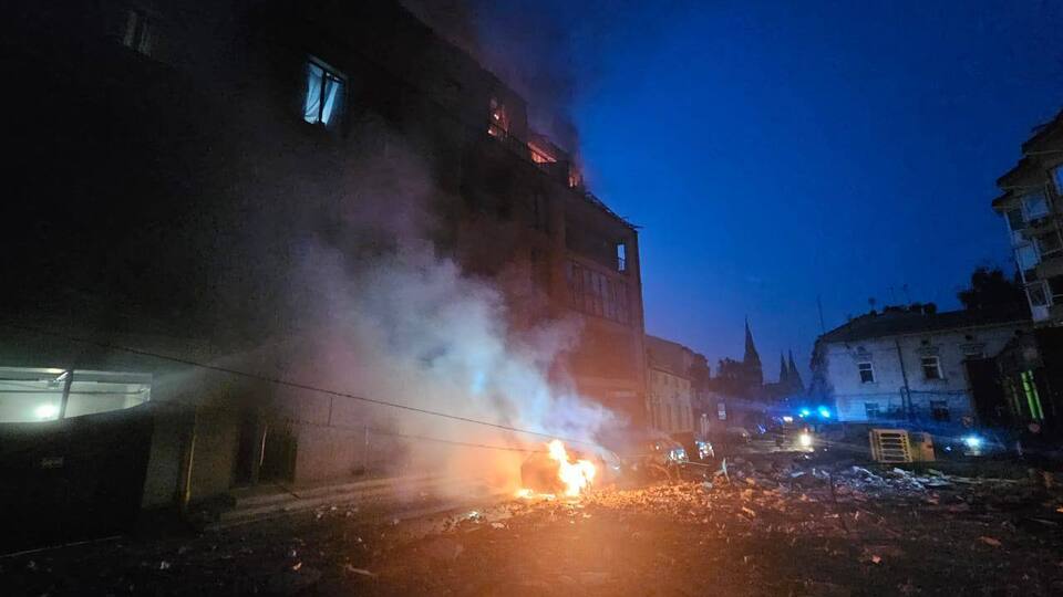 На місці прильотів виникли пожежі