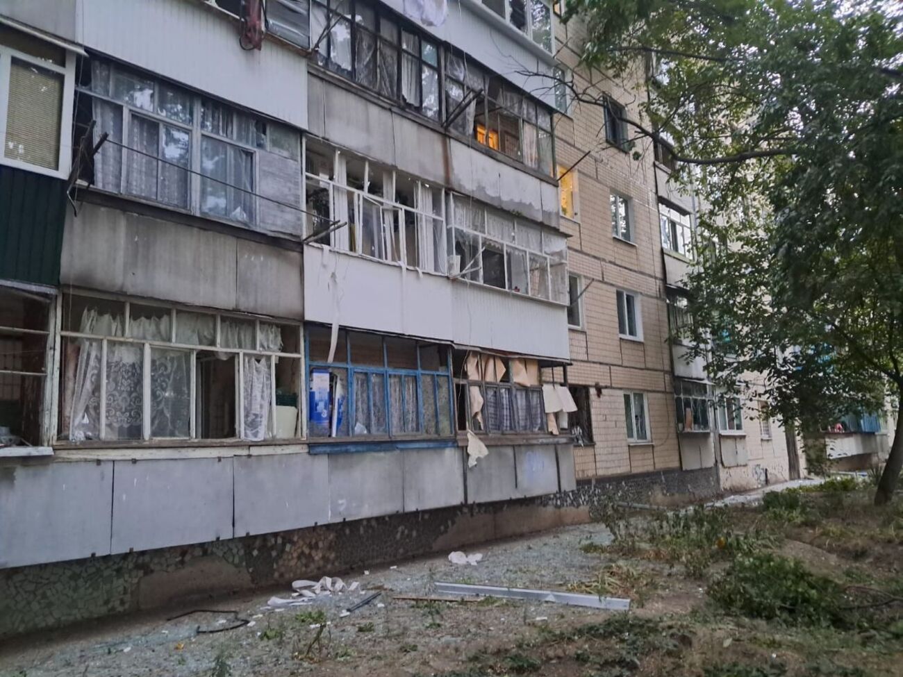 В нескольких многоэтажках выбиты окна