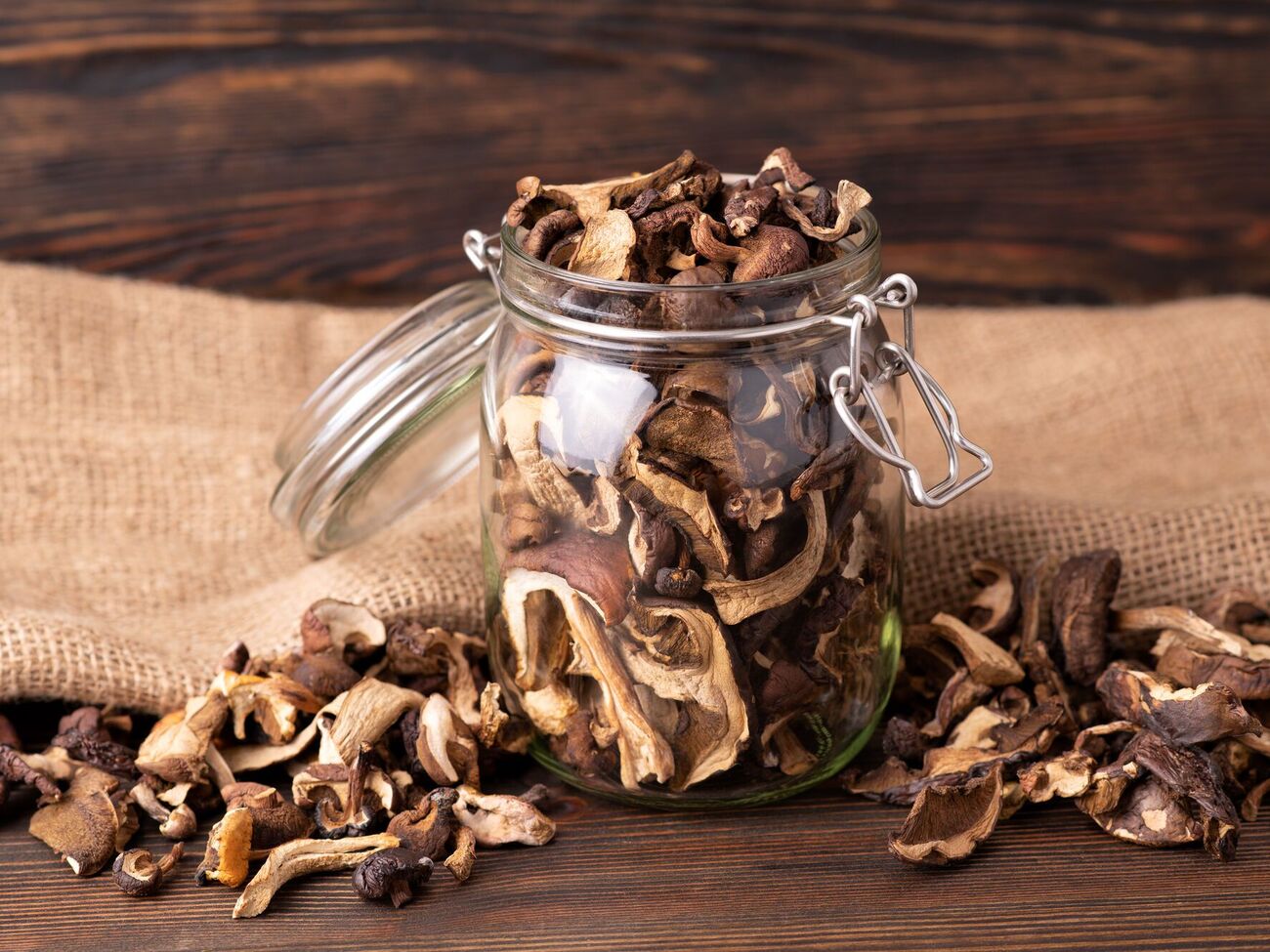 Щоб гриби довго залишалися свіжими, їх потрібно зберігати лише в сухих приміщеннях із доброю циркуляцією повітря