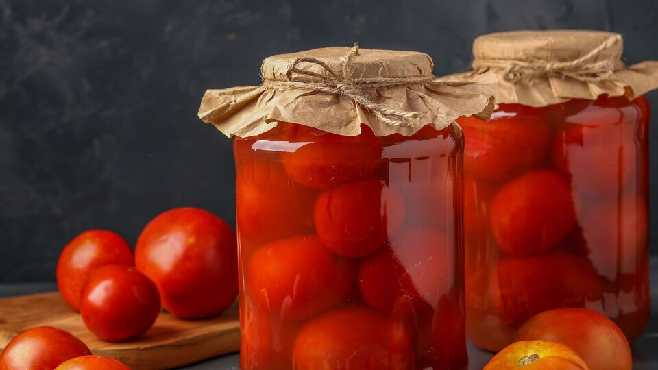 Помидоры нужно заливать крутым кипятком