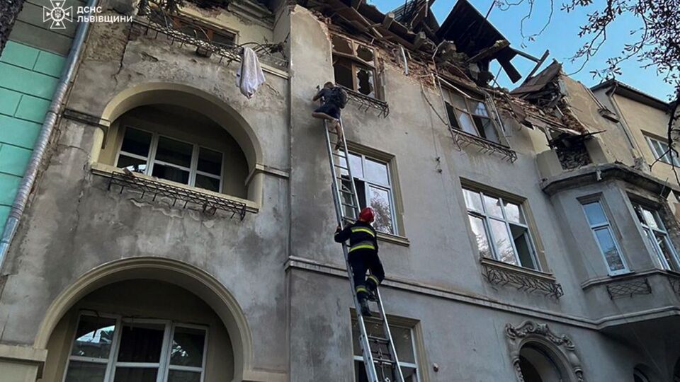 Очевидці розповіли рятувальнику, що чоловік перед ударом відійшов у квартиру по воду