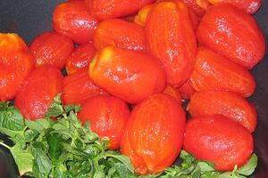 Кожуру с томатов нужно снять