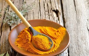 Куркума имеет слегка горьковатый вкус. Ее рекомендуется добавлять к тушеной моркови, капусте и шпинату