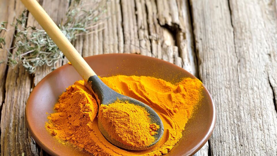 Куркума имеет слегка горьковатый вкус. Ее рекомендуется добавлять к тушеной моркови, капусте и шпинату