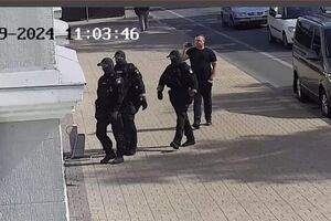 Александр Ломако заявил, что в Черниговский городской совет ворвались люди с автоматами