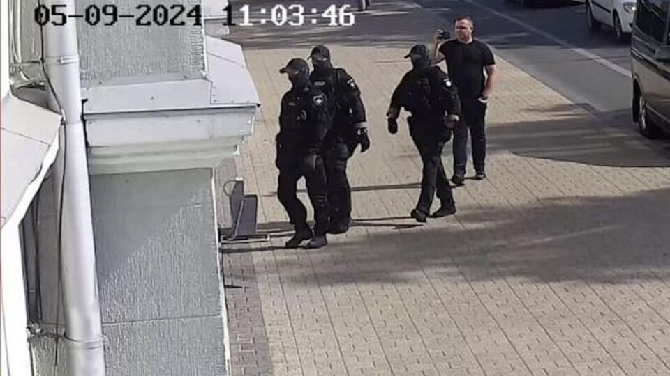 Александр Ломако заявил, что в Черниговский городской совет ворвались люди с автоматами