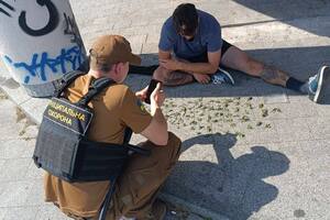 Мужчина разложил вещество, чтобы высушить его