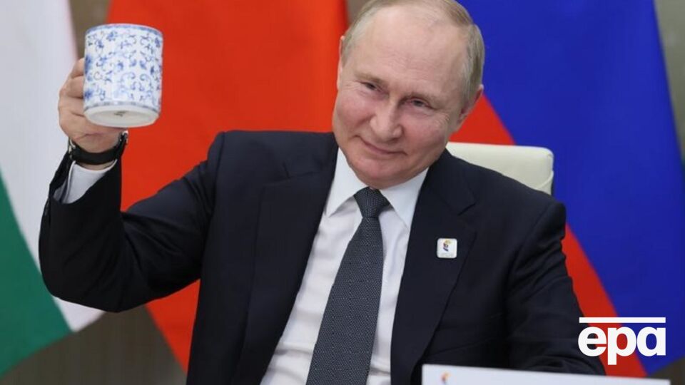 "Досье" пишет, что сыновья Путина, как и он сам, используют отдельные чашки