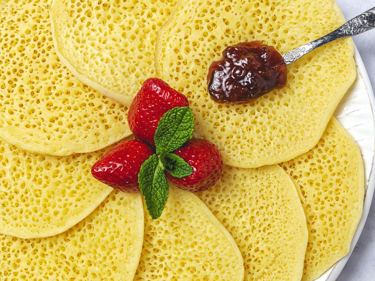 Марокканські млинці дуже смакують з медом