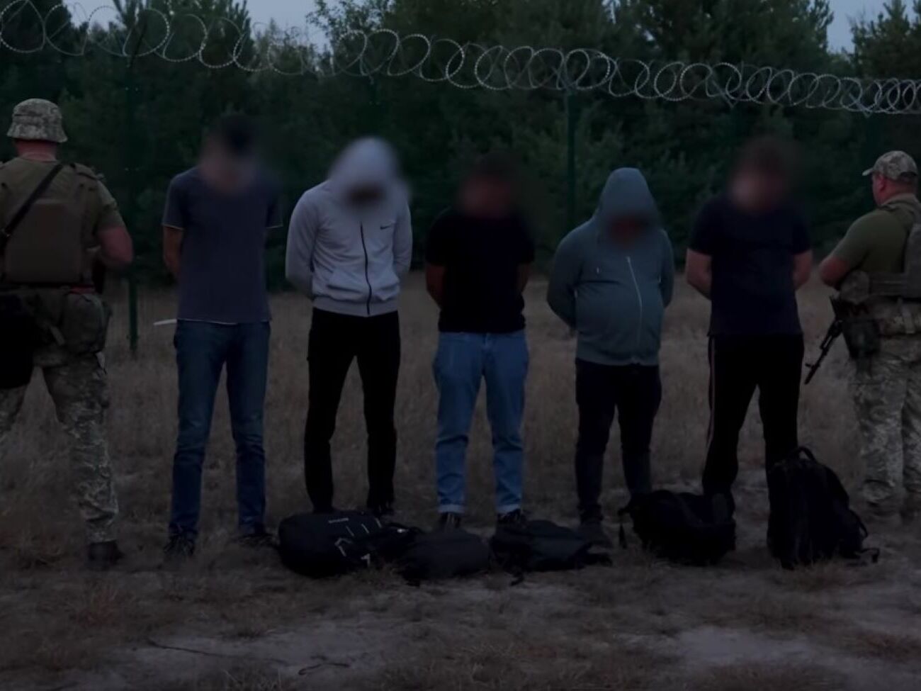 Чоловіки планували йти замінованою місцевістю